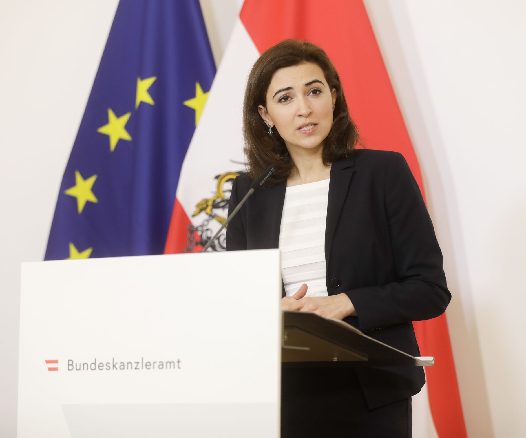 Am 19. März 2020 fand ein Pressestatement zu den Maßnahmen gegen die Krise im Bundeskanzleramt statt. Im Bild Bundesministerin Alma Zadić.