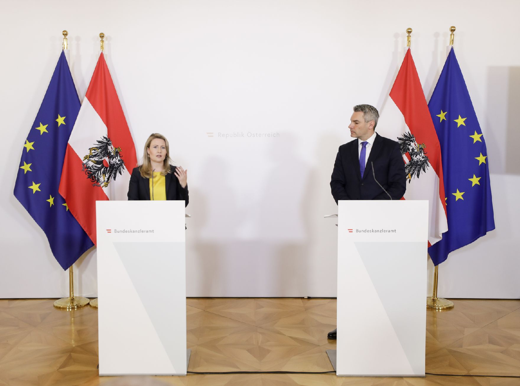 Am 5. April 2020 fand ein Pressestatement zu den Maßnahmen gegen die Krise im Bundeskanzleramt statt. Im Bild Bundesministerin Susanne Raab (l.) und Bundesminister Karl Nehammer (r.).