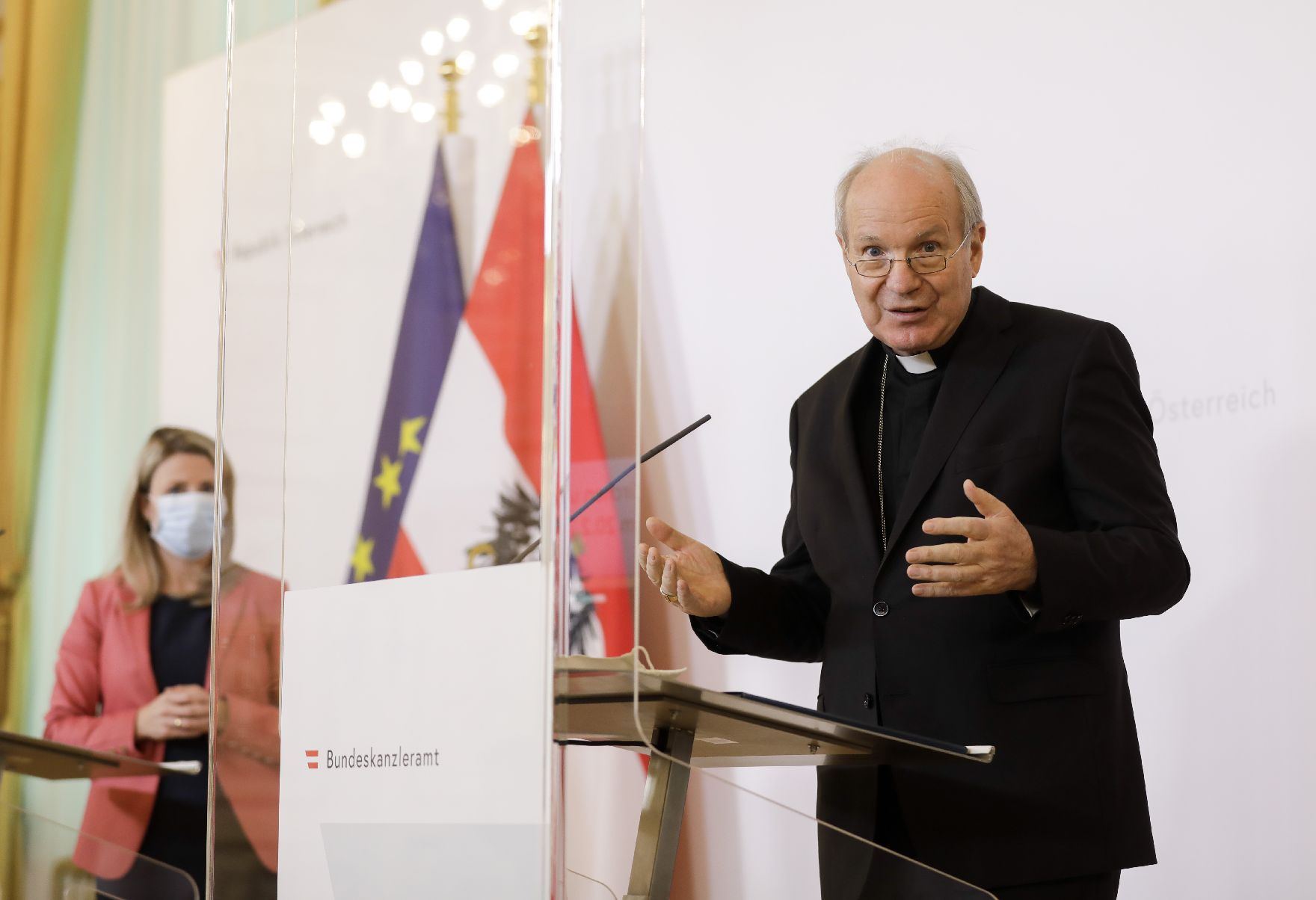 Am 23. April 2020 fand ein Pressestatement zu den Maßnahmen gegen die Krise im Bundeskanzleramt statt. Im Bild Kultusministerin Susanne Raab (l.) und Kardinal Christoph Schönborn (r.).