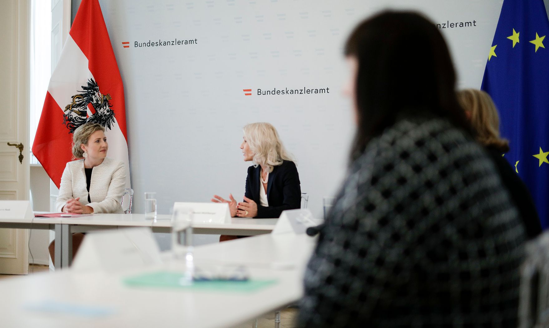 Am 5. Juni 2020 lud Bundesministerin Susanne Raab (l.) zu einem Frauen Round Table im Bundeskanzleramt.