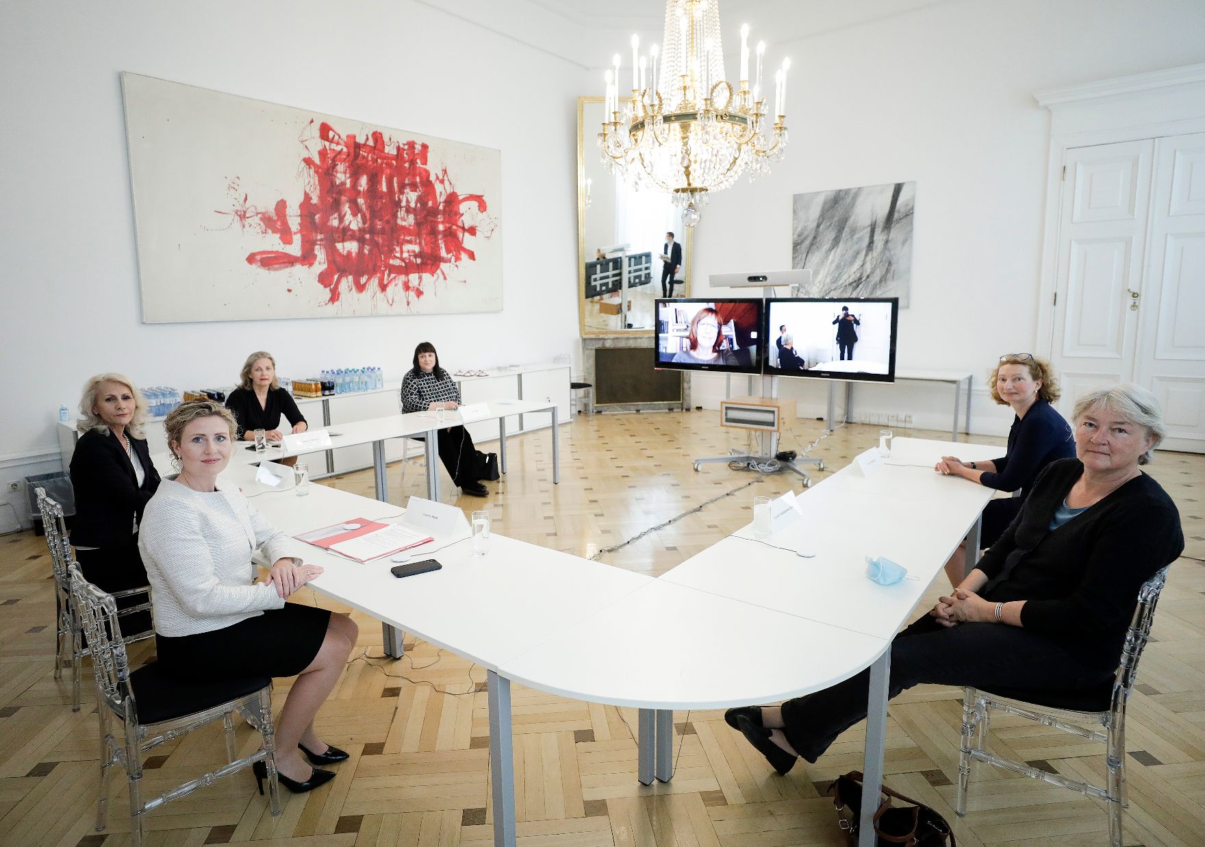 Am 5. Juni 2020 lud Bundesministerin Susanne Raab zu einem Frauen Round Table im Bundeskanzleramt.