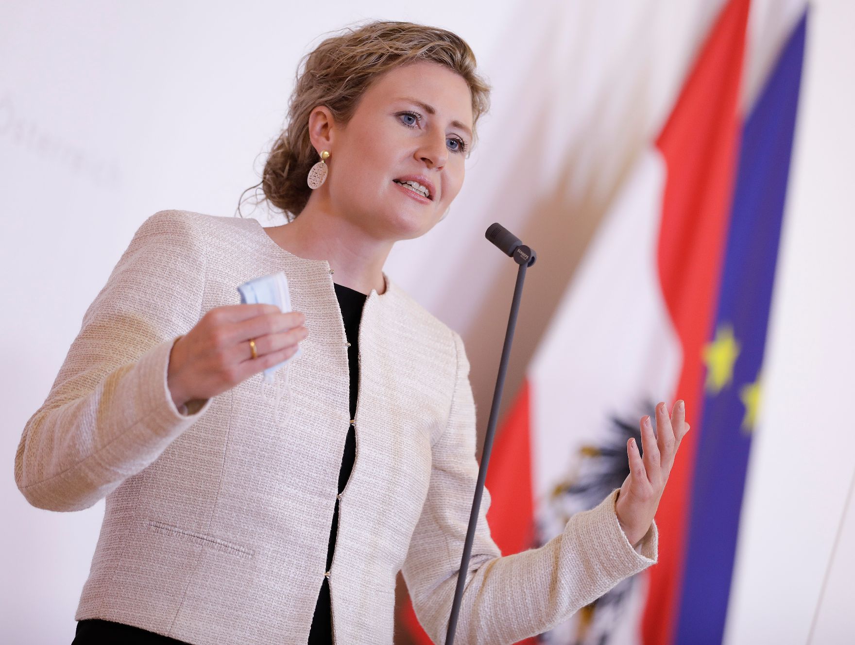 Am 5. Juni 2020 lud Bundesministerin Susanne Raab zu einem Frauen Round Table im Bundeskanzleramt. Im Bild bei dem Pressestatement.