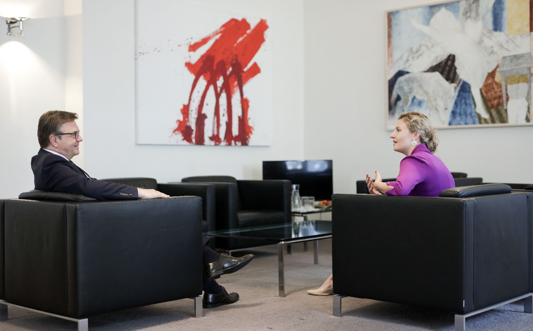 Am 26. Juni 2020 reiste Bundesministerin Susanne Raab (r.) anlässlich eines Bundesländertags nach Innsbruck. Im Bild bei einem Arbeitsgespräch mit dem Landeshauptmann von Tirol Günther Platter (l.).