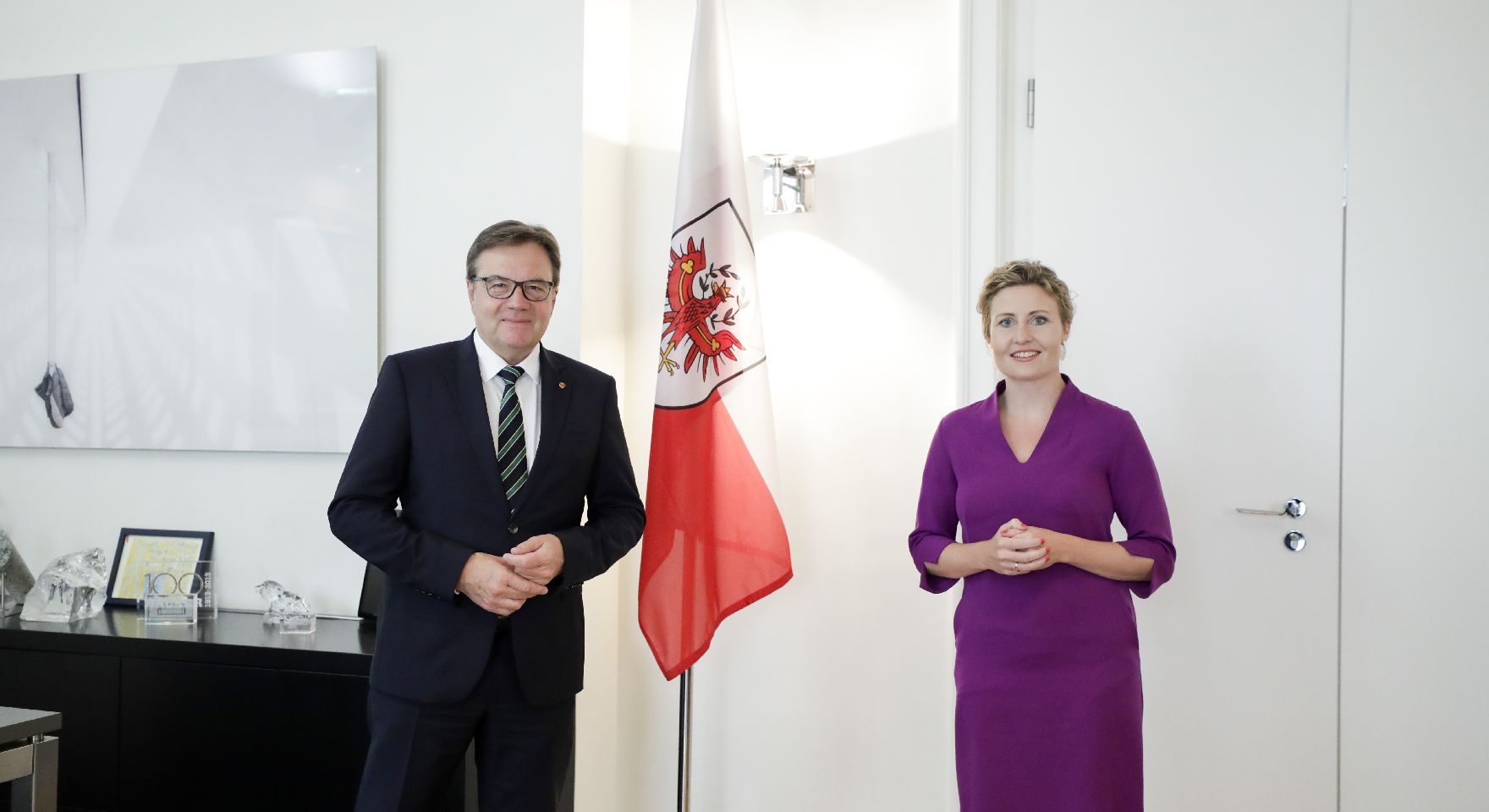 Am 26. Juni 2020 reiste Bundesministerin Susanne Raab (r.) anlässlich eines Bundesländertags nach Innsbruck. Im Bild bei einem Arbeitsgespräch mit Landeshauptmann von Tirol Günther Platter (l.).
