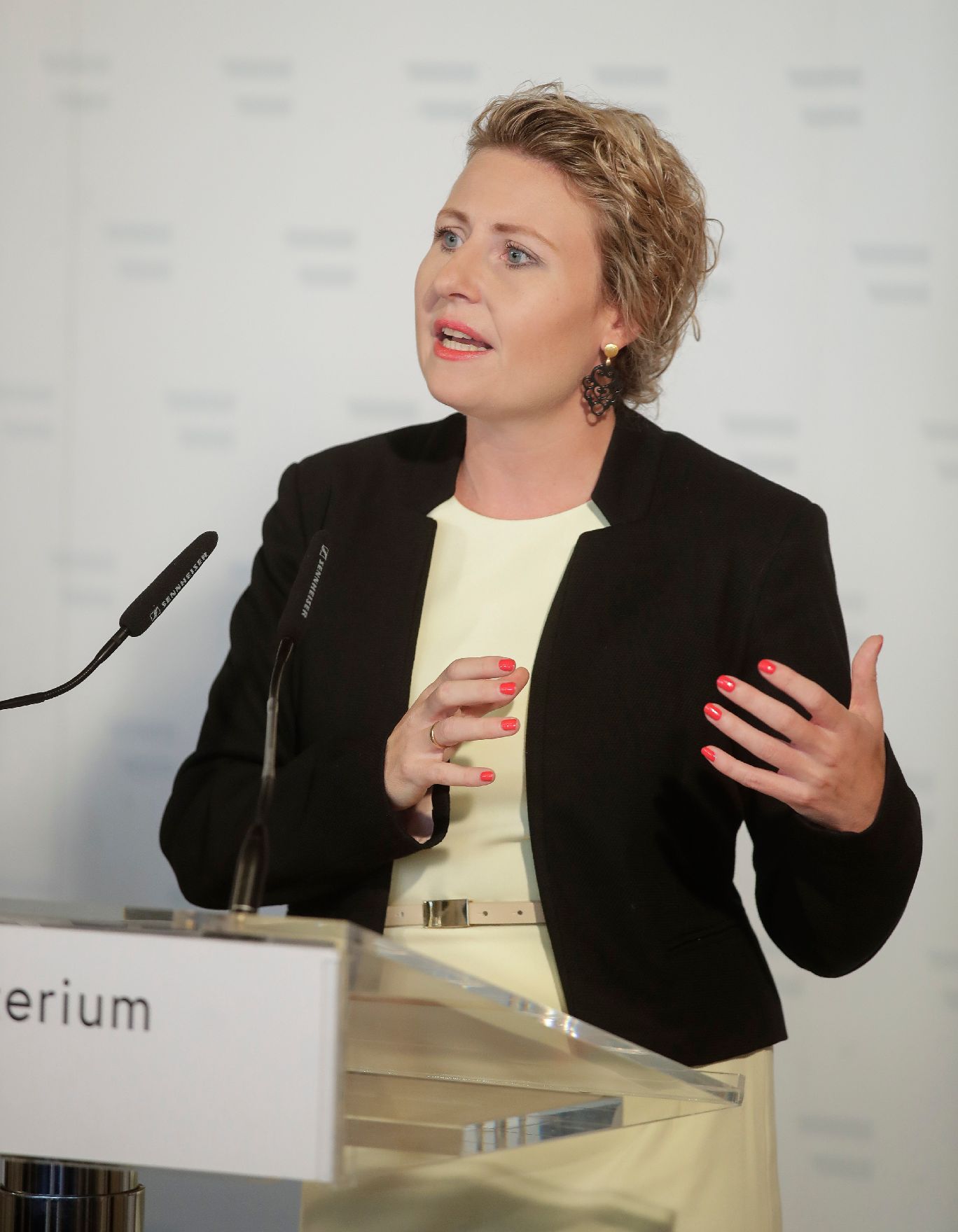 Am 8. Juli 2020 gaben Bundesministerin Susanne Raab (im Bild) und Bundesminister Karl Nehammer eine Pressekonferenz zum Thema "Radikalisierung".