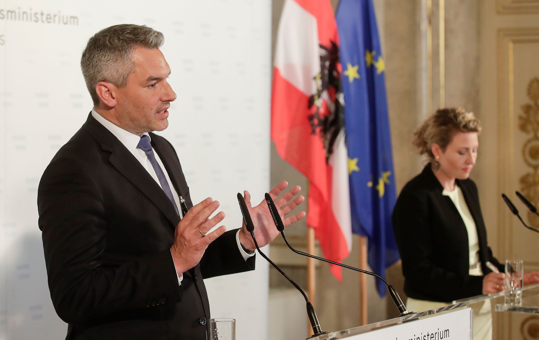 Am 8. Juli 2020 gaben Bundesministerin Susanne Raab (r.) und Bundesminister Karl Nehammer (l.) eine Pressekonferenz zum Thema "Radikalisierung".