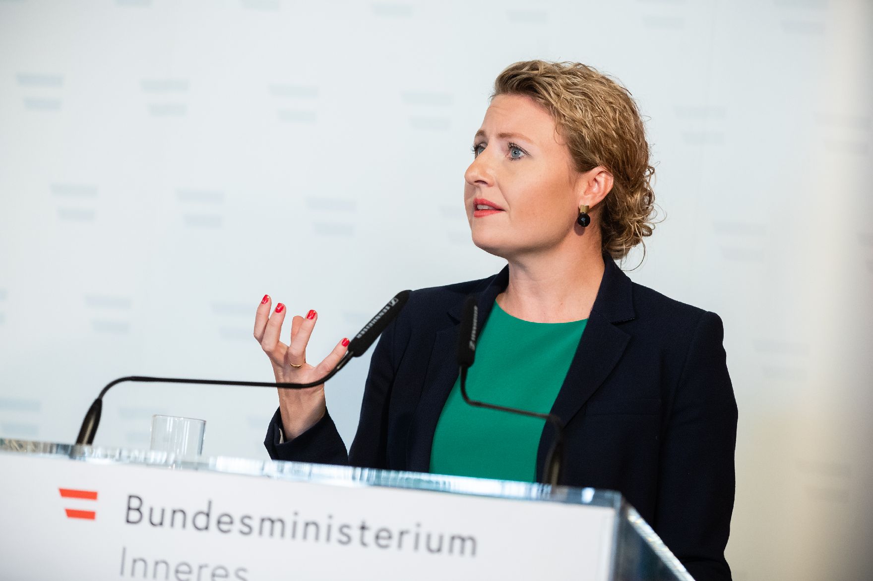 Am 10. Juli 2020 gaben Bundesministerin Susanne Raab (im Bild), Bundesminister Karl Nehammer und Landespolizeivizepräsident Franz Eigner eine Pressekonferenz zum Ermittlungsstand nach den Ausschreitungen bei Demonstrationen in Wien-Favoriten.