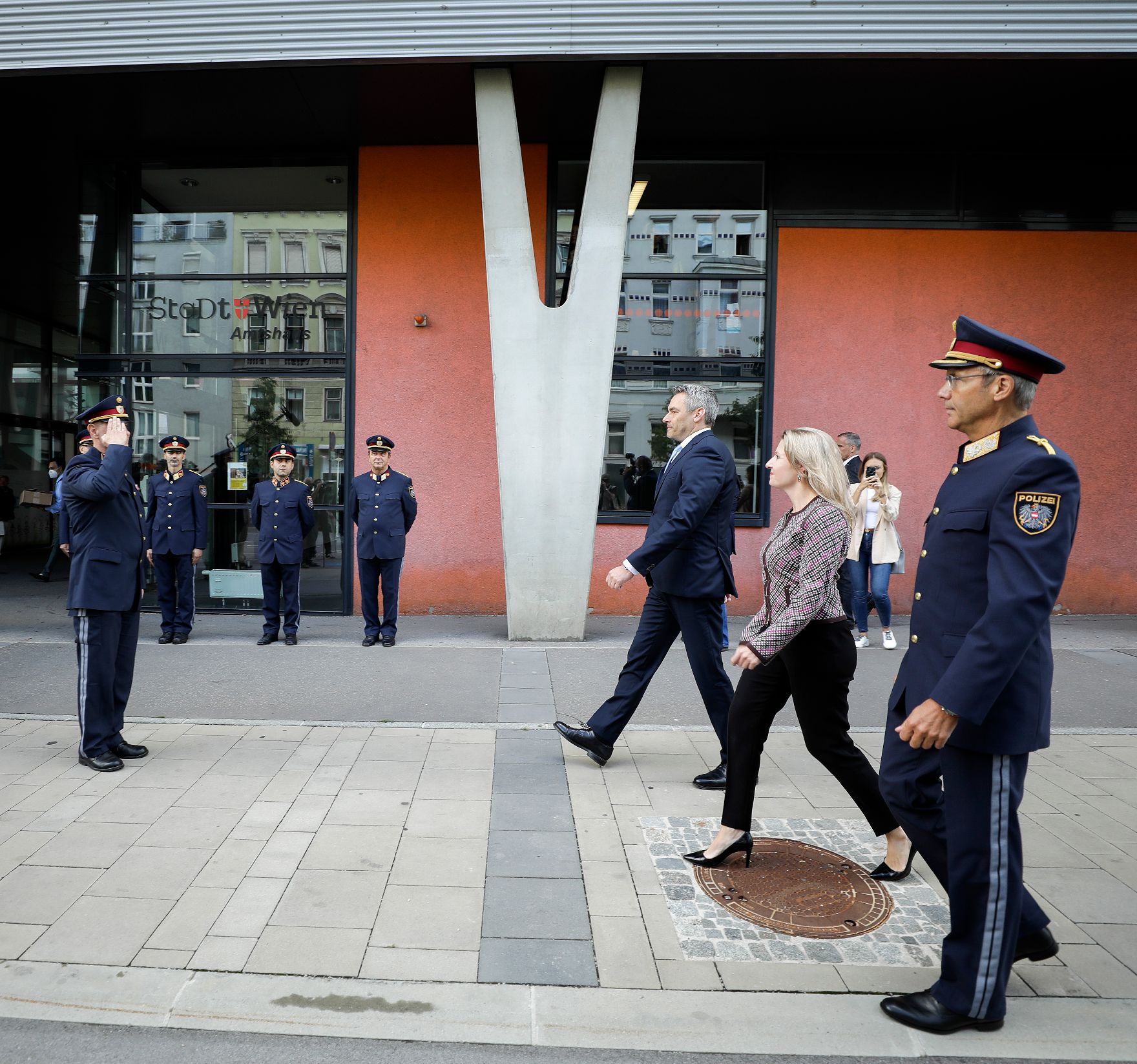 Am 17. Juli 2020 besuchte Bundesministerin Susanne Raab (m.) gemeinsam mit Bundesminister Karl Nehammer (l.) die Polizeiinspektion Favoriten.