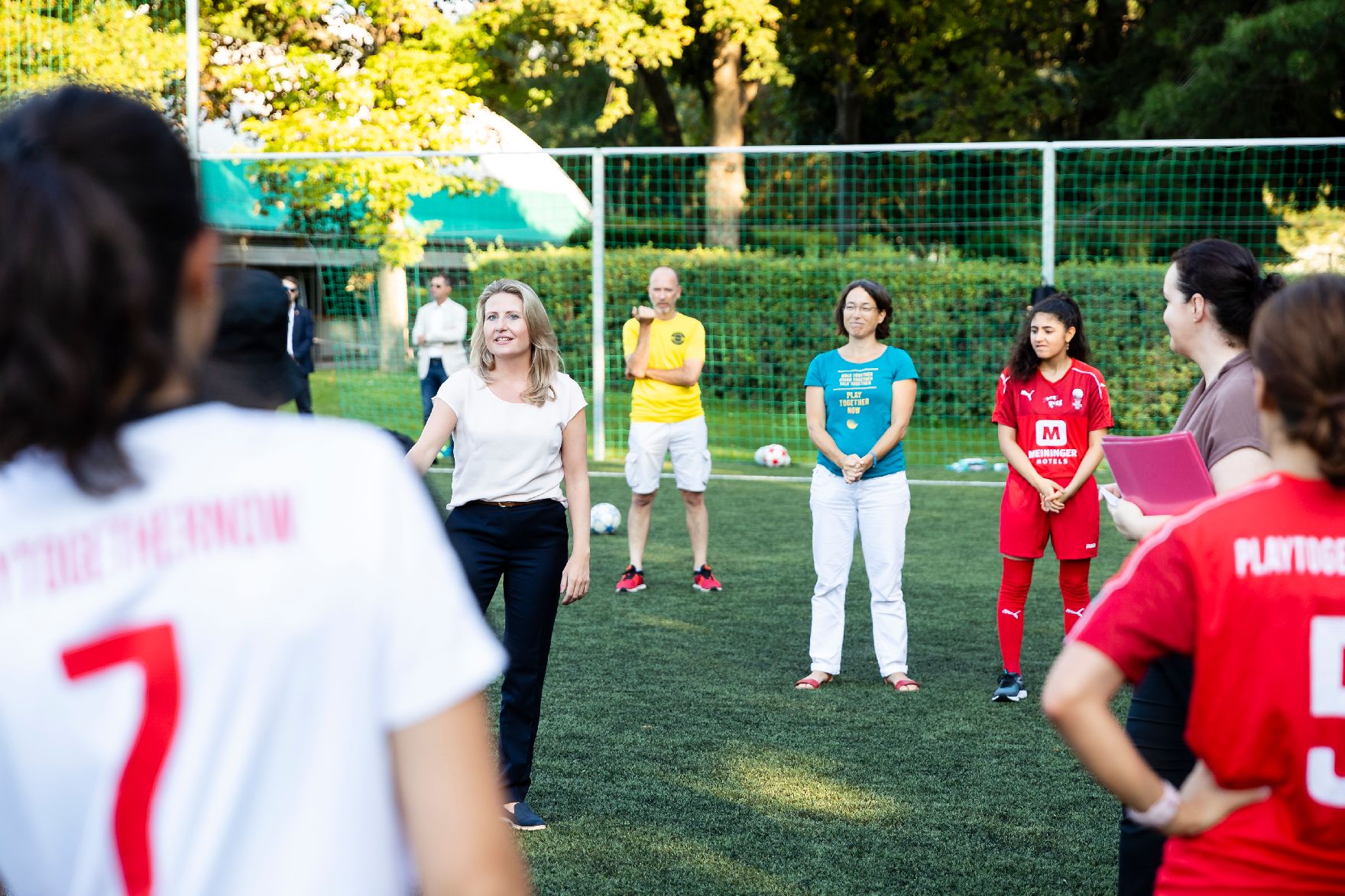 Am 24. August 2020 traf Bundesministerin Susanne Raab (m.l.) das Frauenfußballteam PlayTogetherNow Phoenix.