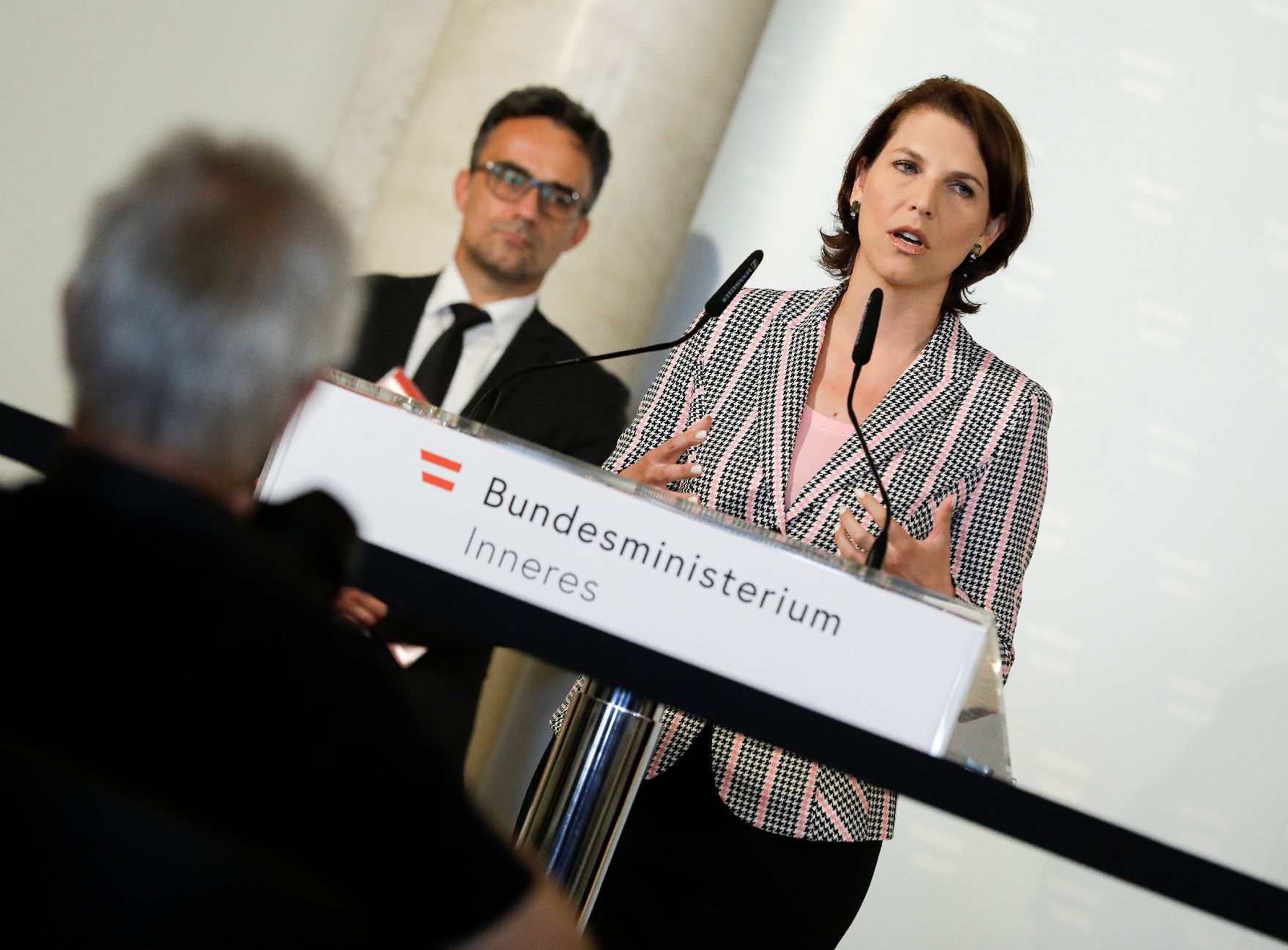 Am 24. August 2020 fand eine Pressekonferenz zu den Attacken auf die Jüdische Synagoge in Graz statt. Im Bild Bundesministerin Karoline Edtstadler.
