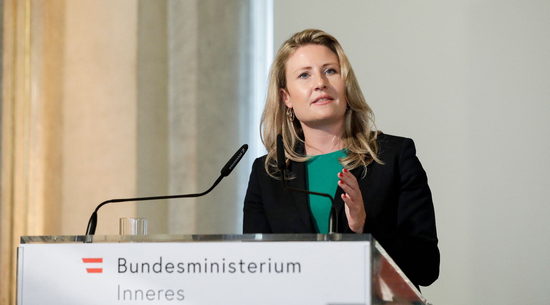 Am 24. August 2020 fand eine Pressekonferenz zu den Attacken auf die Jüdische Synagoge in Graz statt. Im Bild Bundesministerin Susanne Raab.