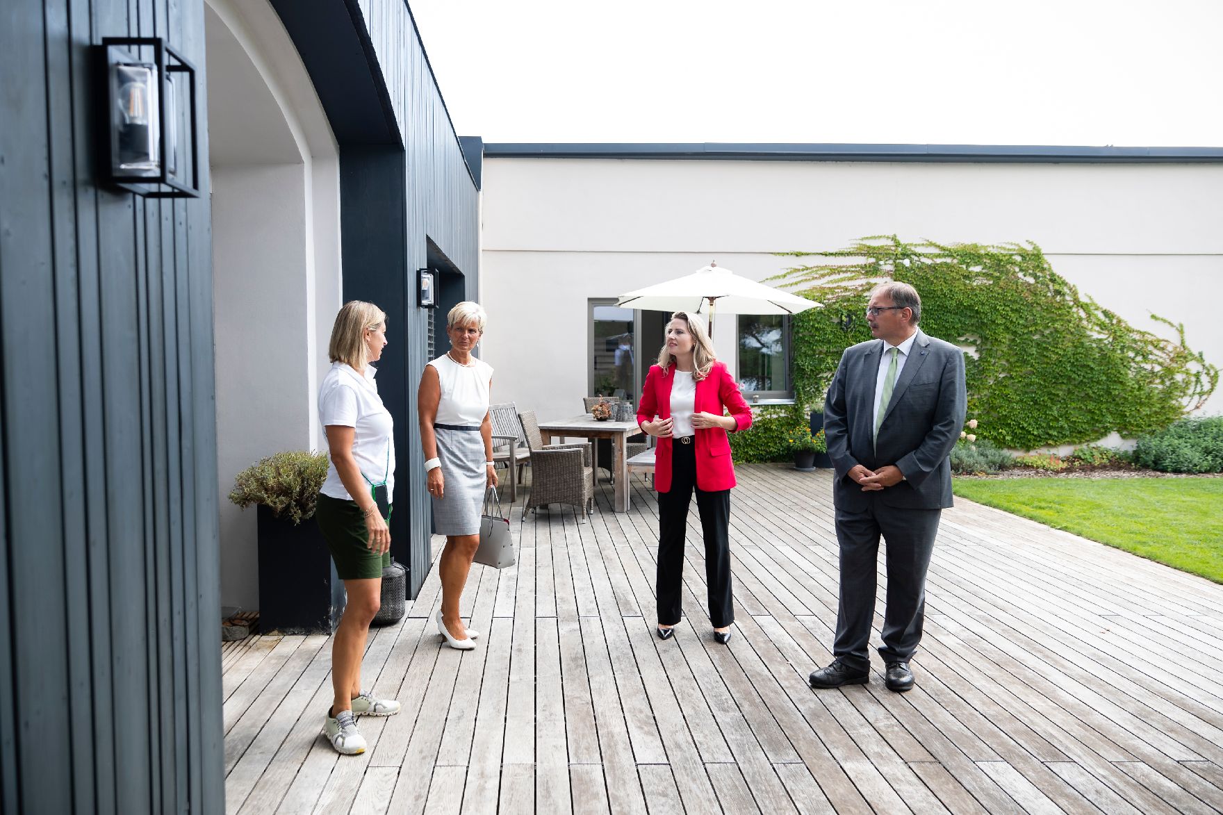 Am 25. August 2020 besuchte Bundesministerin Susanne Raab (m.r.) das Bundesland Niederösterreich. Im Bild beim Besuch des Betriebes „Codetraining“.