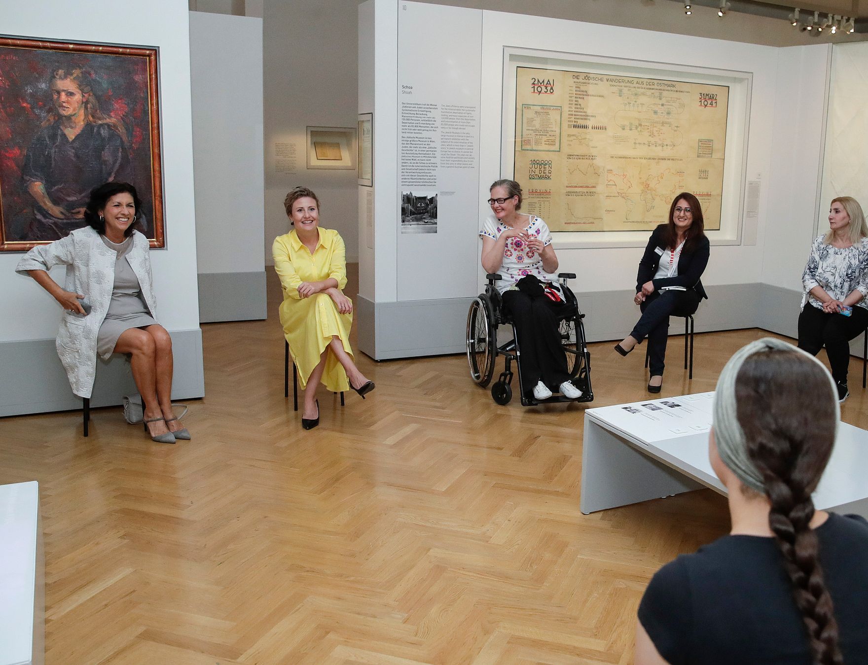 Am 28. August 2020 besuchte Bundesministerin Susanne Raab (im Bild) das Jüdische Museum Wien. Im Bild mit der Direktorin des Museums, Danielle Spera.