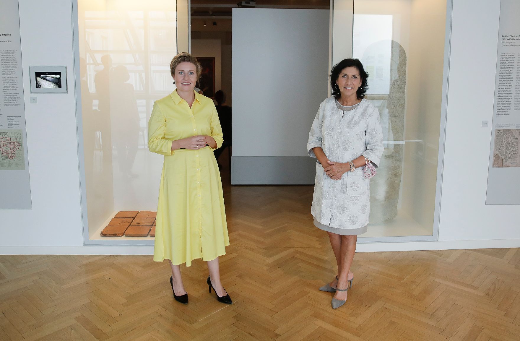 Am 28. August 2020 besuchte Bundesministerin Susanne Raab (l.) das Jüdische Museum Wien. Im Bild mit der Direktorin des Museums, Danielle Spera (r.).