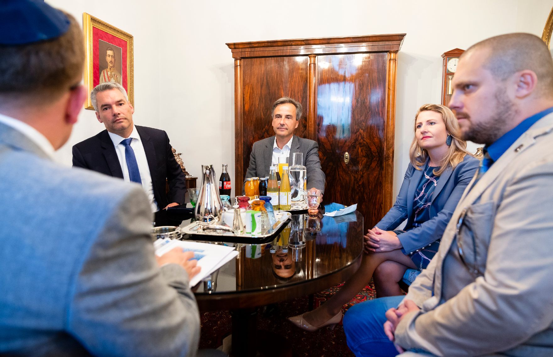 Am 3. September 2020 traf Bundesministerin Susanne Raab (m.r.) den Präsidenten der Jüdischen Gemeinde Graz Elie Rosen (l.). Im Bild mit Bundesminister Karl Nehammer (m.l.).