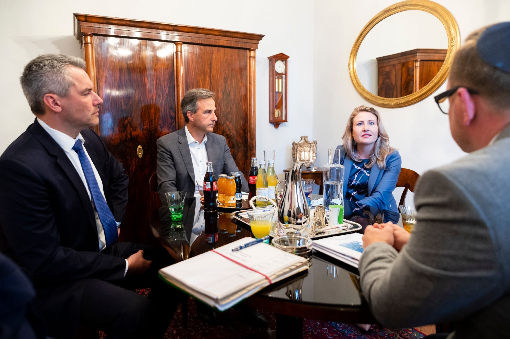 Am 3. September 2020 traf Bundesministerin Susanne Raab (m.r.) den Präsidenten der Jüdischen Gemeinde Graz Elie Rosen (r.). Im Bild mit Bundesminister Karl Nehammer (l.).