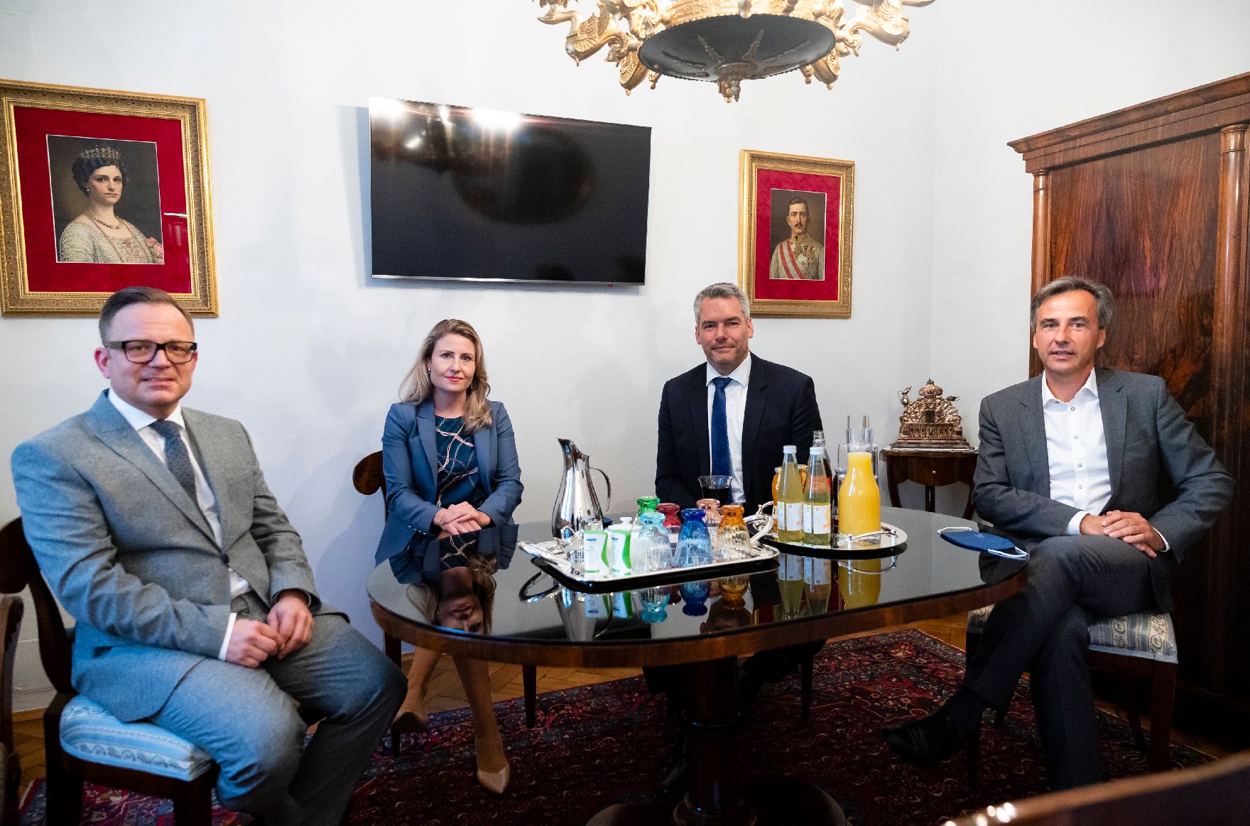 Am 3. September 2020 traf Bundesministerin Susanne Raab (m.l.) den Präsidenten der Jüdischen Gemeinde Graz Elie Rosen (l.). Im Bild mit Bundesminister Karl Nehammer (m.r.).