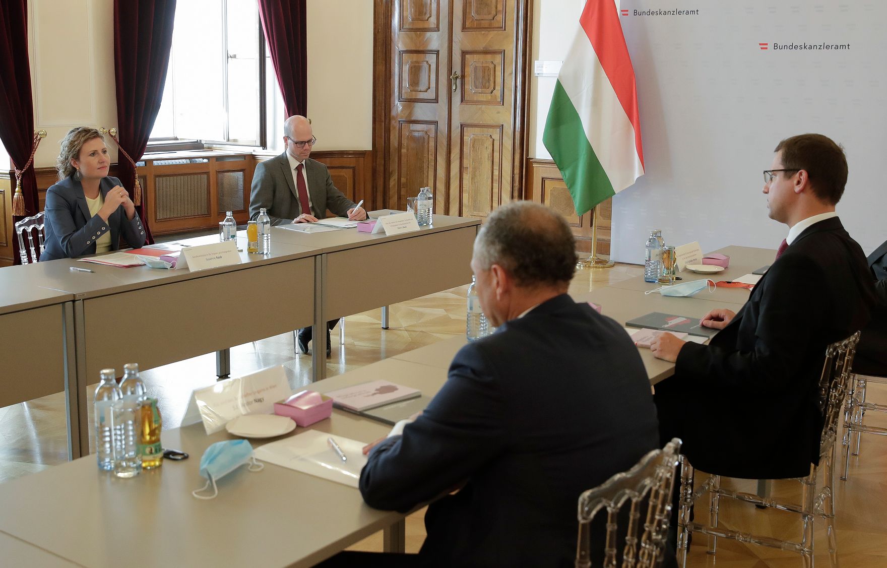 Am 15. September 2020 empfing Bundesministerin Susanne Raab (l.) den ungarischen Kanzleramtsminister Gergely Gulyás (r.) zu einem Arbeitsgespräch.