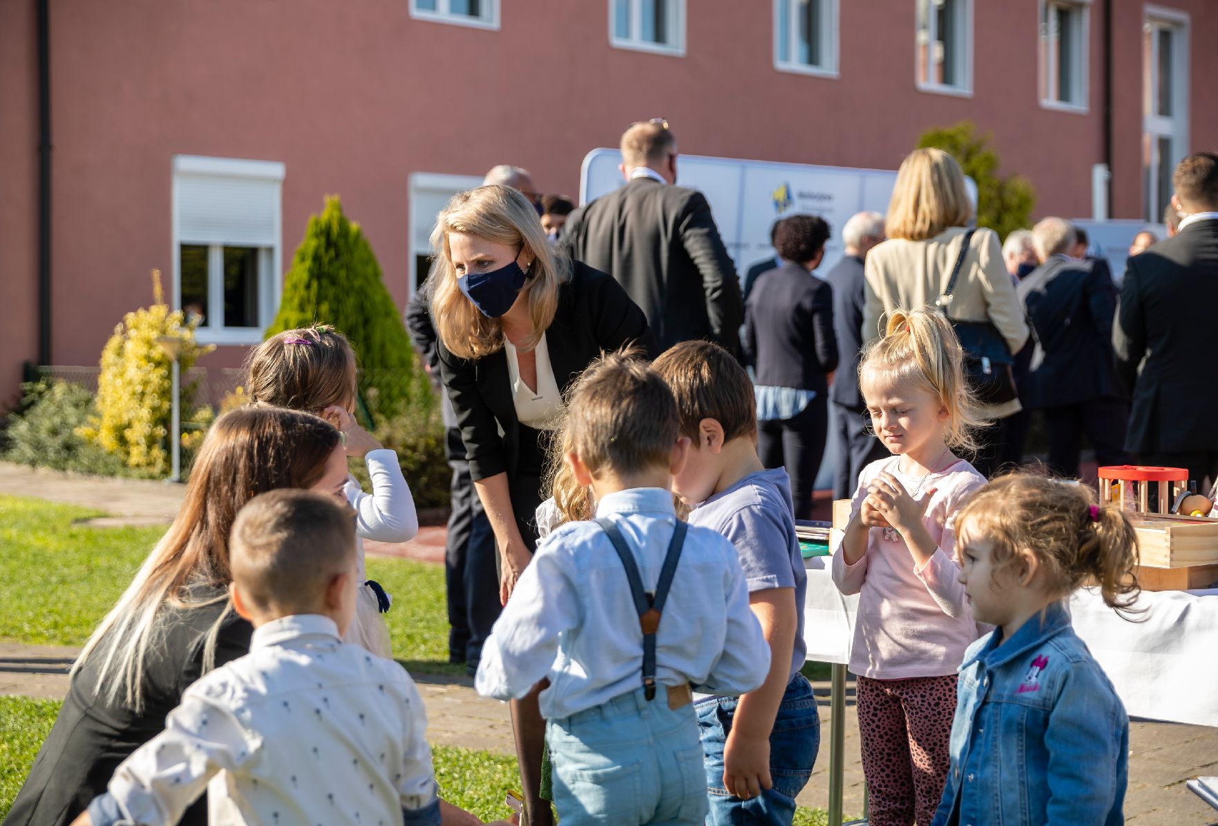 Am 10. Oktober 2020 besuchte Bundesministerin Susanne Raab (im Bild) das Bundesland Kärnten. Im Bild beim Besuch der zweisprachigen Kindertagesstätte Mohorjeva/Hermagoras.