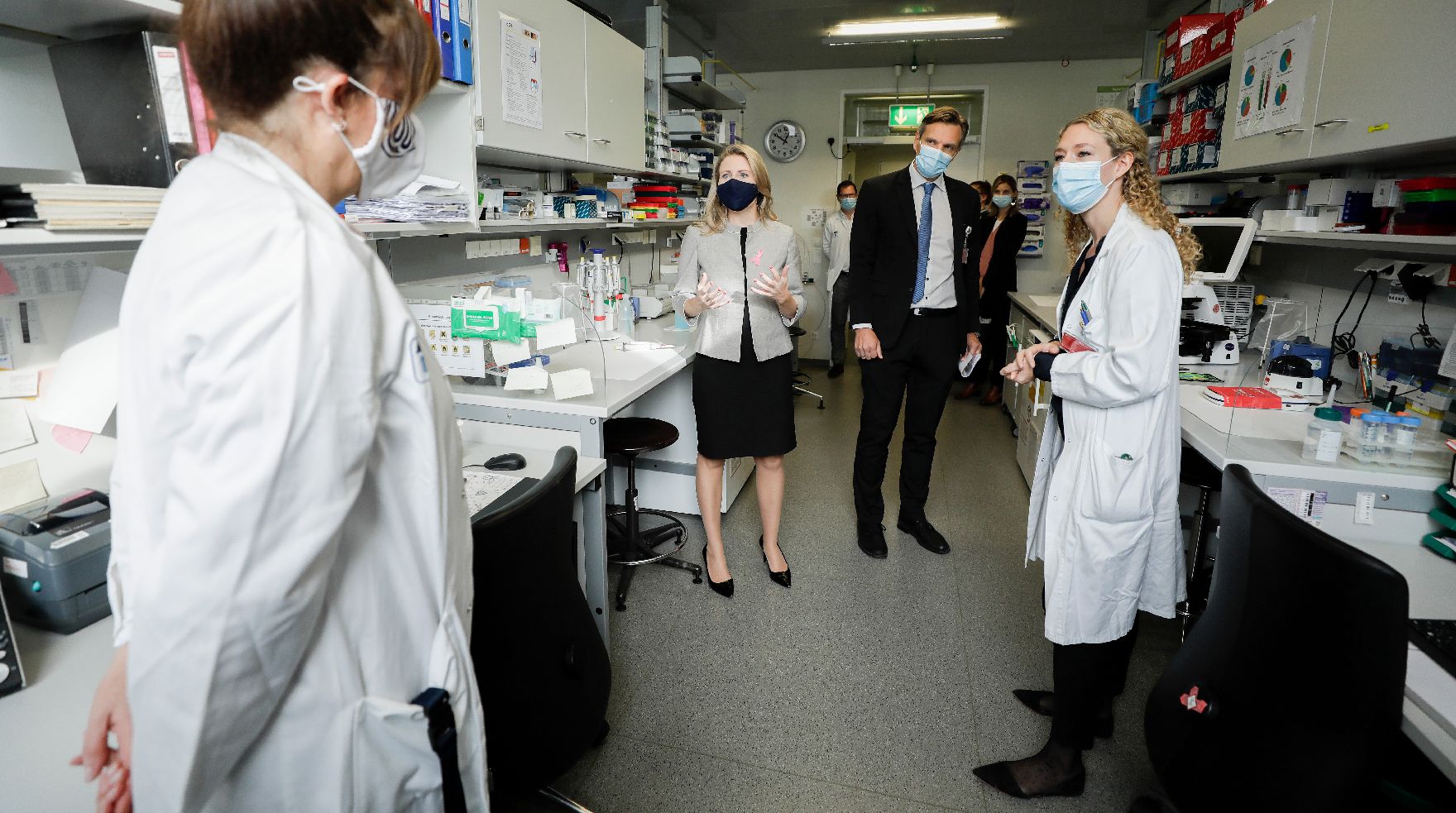 Am 15. Oktober 2020 besuchte Bundesministerin Susanne Raab (2.v.l.) das Labor für Brustkrebsforschung an der Medizinische Universität Wien.