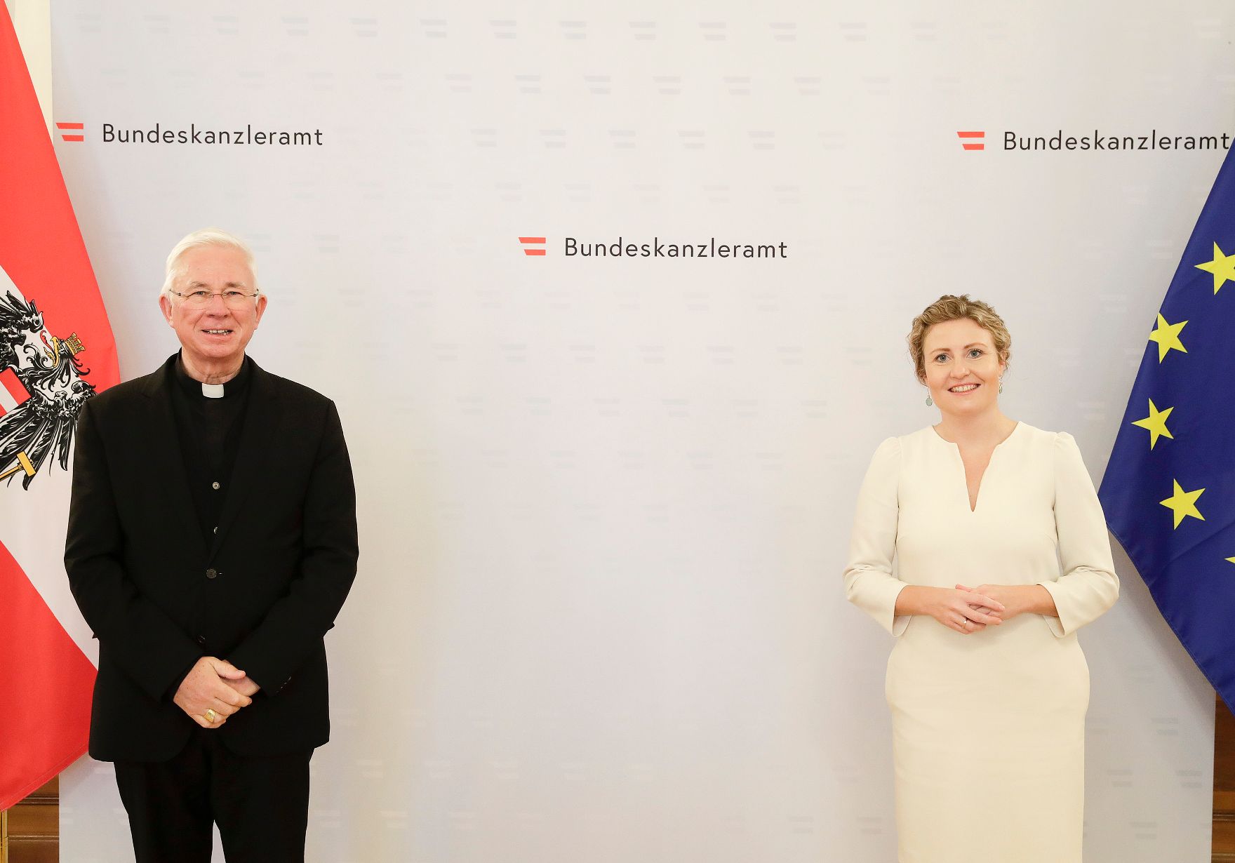 Am 20. Oktober 2020 empfing Bundesministerin Susanne Raab (r.) den Erzbischof von Salzburg Franz Lackner (l.) zu einem Arbeitsgespräch.