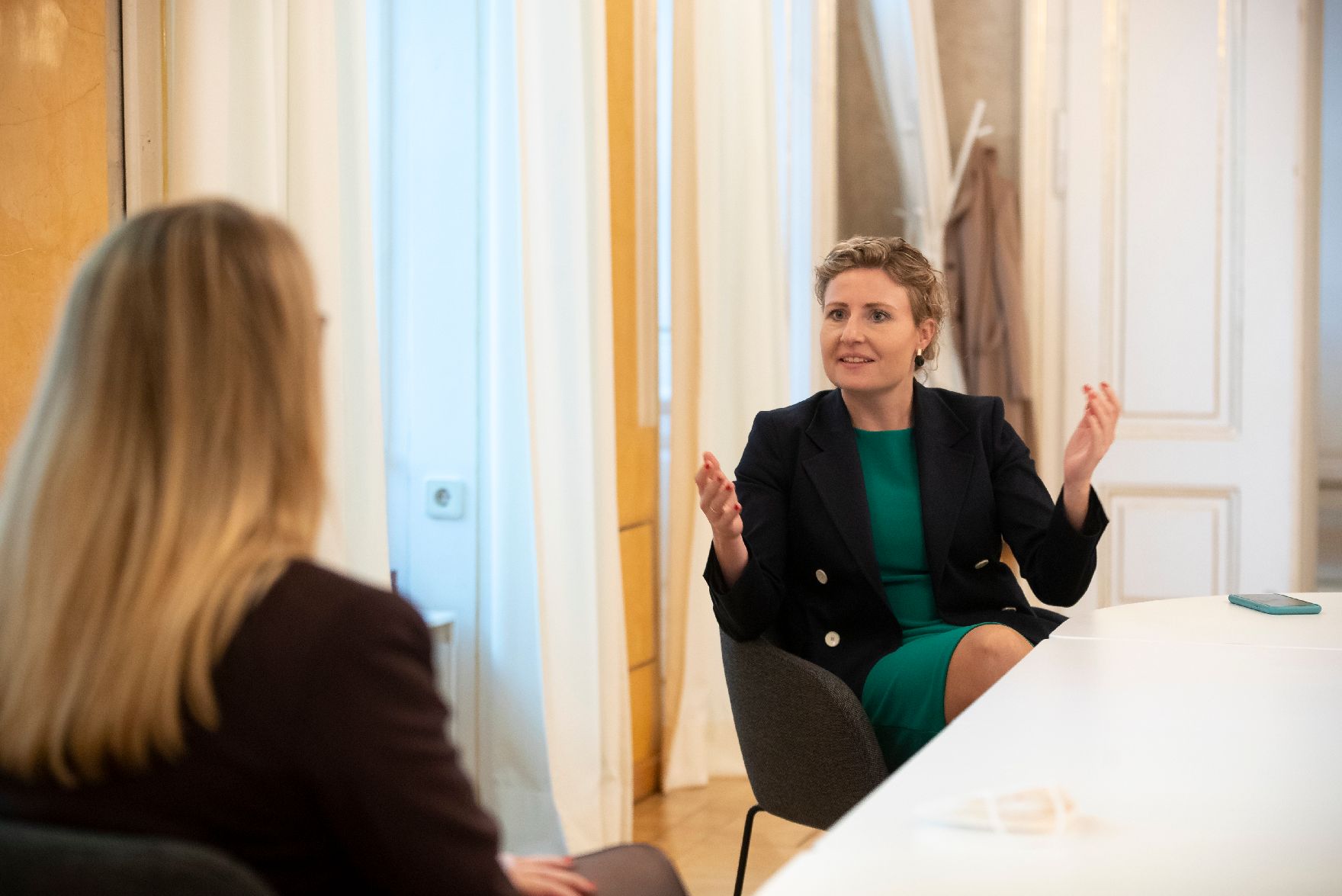 Am 29. Oktober 2020 empfing Bundesministerin Susanne Raab (r.) Bundesministerin Margarete Schramböck (l.) zu einem Arbeitsgespräch.