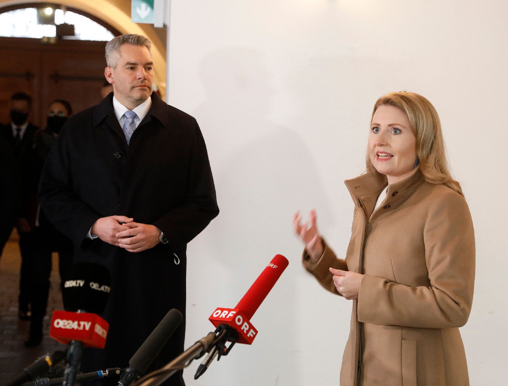 Am 23. November 2020 gab Bundesministerin Susanne Raab (r.) gemeinsam mit Bundesminister Karl Nehammer (l.) ein Statement zum Gewaltschutzgipfel ab.