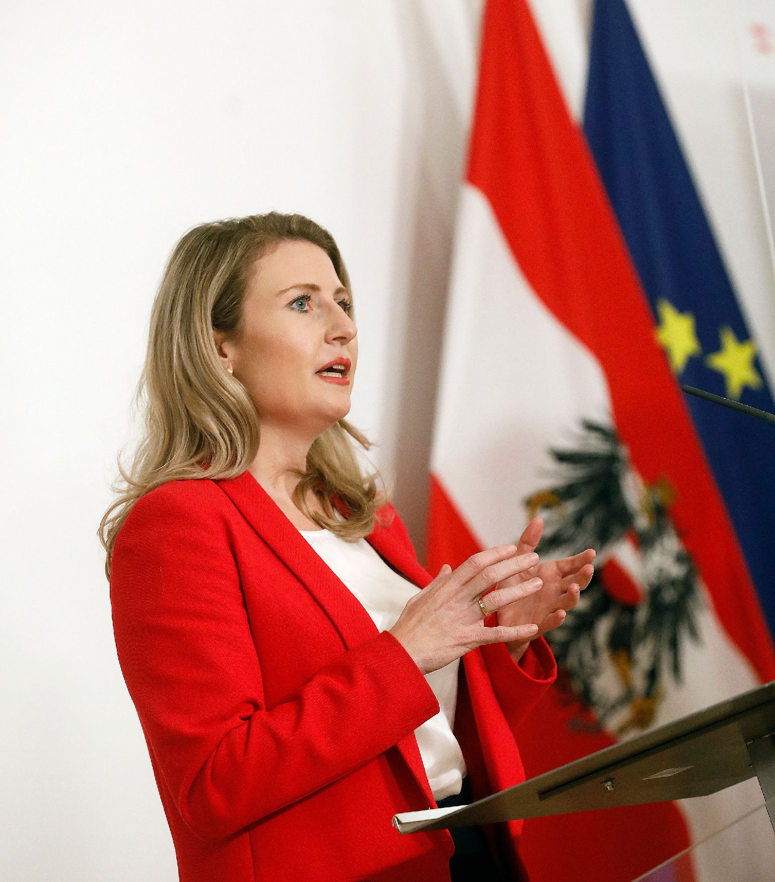 Am 24. November 2020 gab Bundesministerin Susanne Raab (im Bild) gemeinsam mit Bundesminister Karl Nehammer eine Pressekonferenz zum Gewaltschutzgipfel.