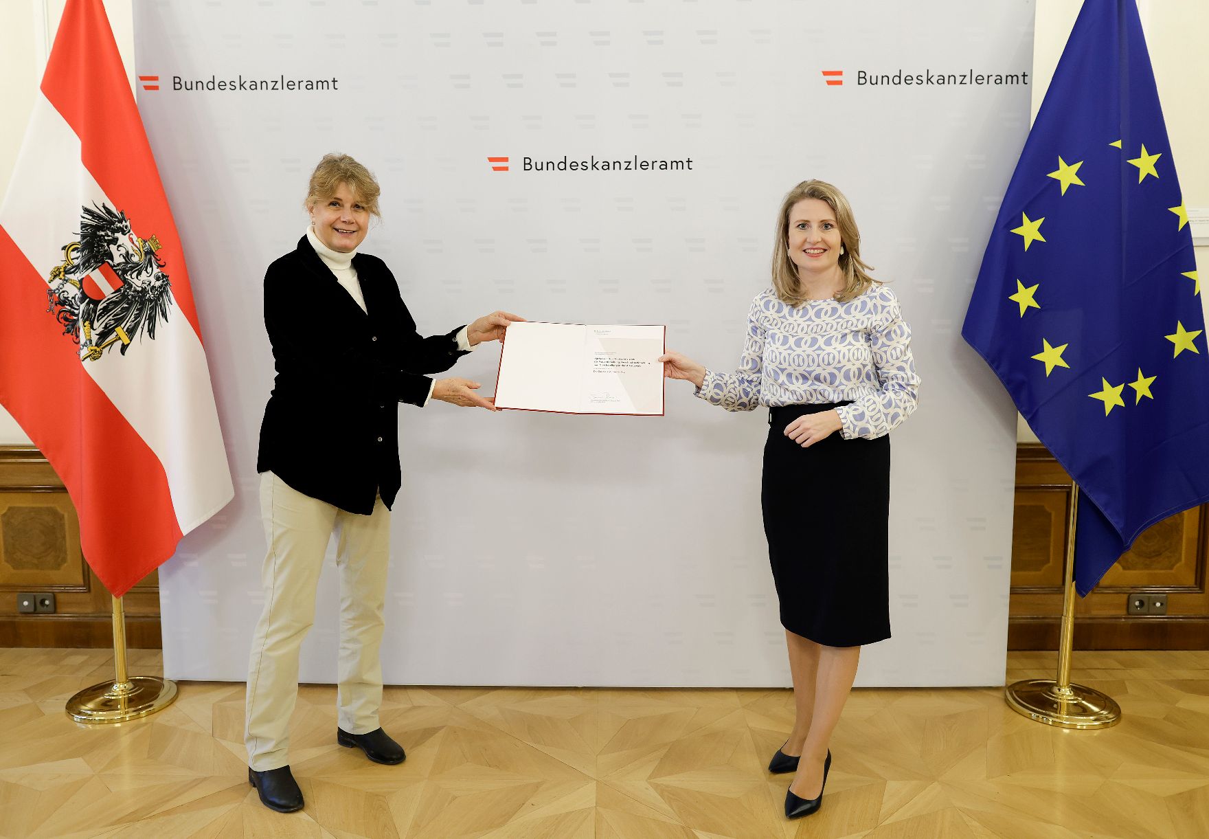 Am 23. Dezember 2020 verlieh Bundesministerin Susanne Raab (r.) den Käthe-Leichter-Staatspreis an Gabriele Zuna-Kratky (l.).