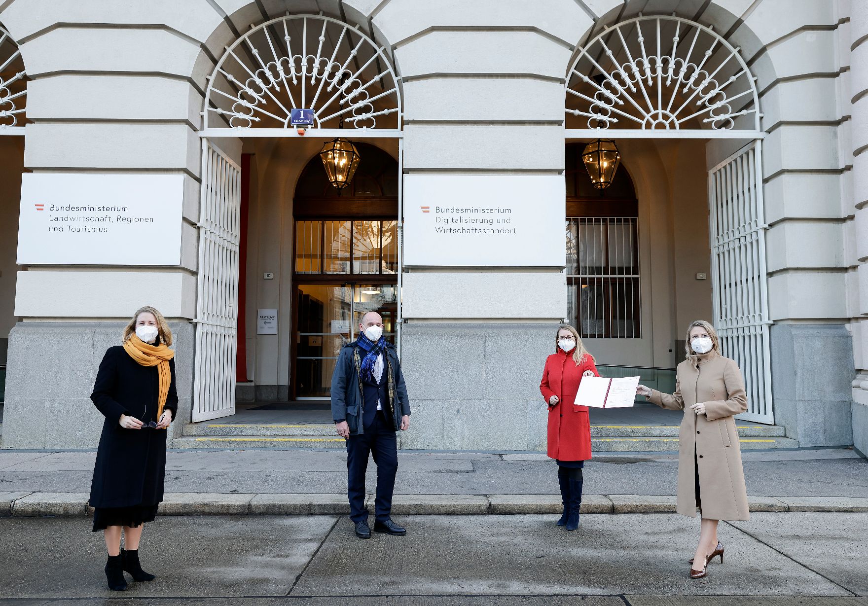 Am 26. Jänner 2021 überreichten Bundesministerin Susanne Raab (r.) und Bundesministerin Margarete Schramböck (2.v.r.) das EqualitA Gütesiegel für innerbetriebliche Frauenförderung an die Bawag Group AG.