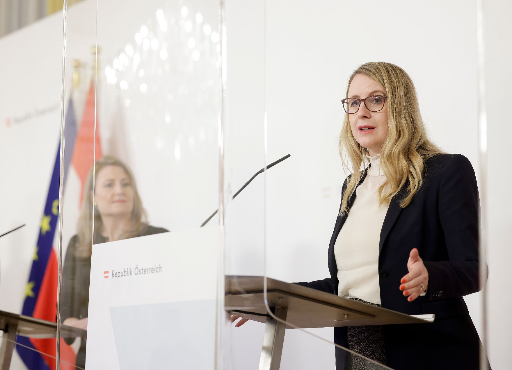 Am 10. Februar 2021 fand ein Pressestatement vor dem Roundtable der Taskforce Jugenbeschäftigung statt. Im Bild Bundesministerin Susanne Raab (l.) und Bundesministerin Margarete Schramböck (r.).