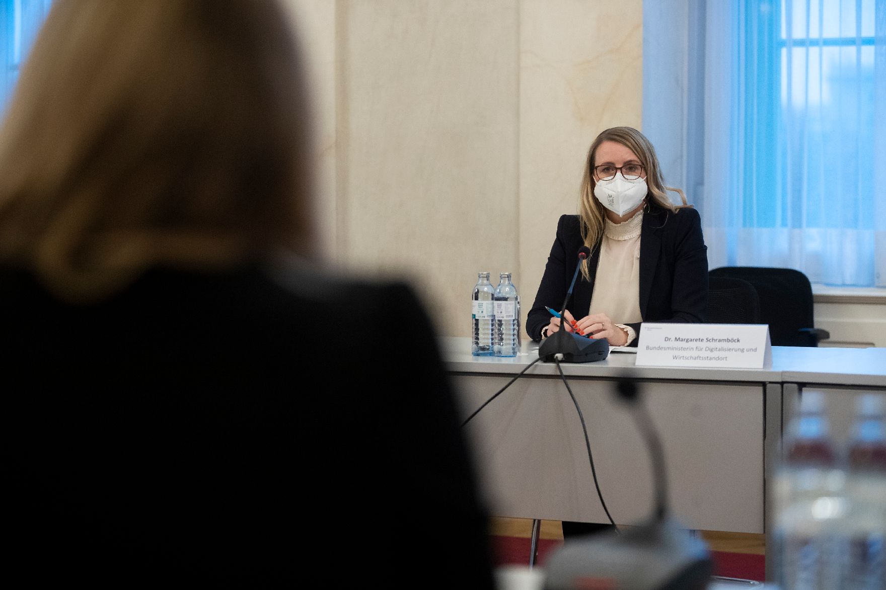 Am 10. Februar 2021 fand ein Roundtable der Taskforce Jugenbeschäftigung statt. Im Bild Bundesministerin Susanne Raab (l.) und Bundesministerin Margarete Schramböck (r.).