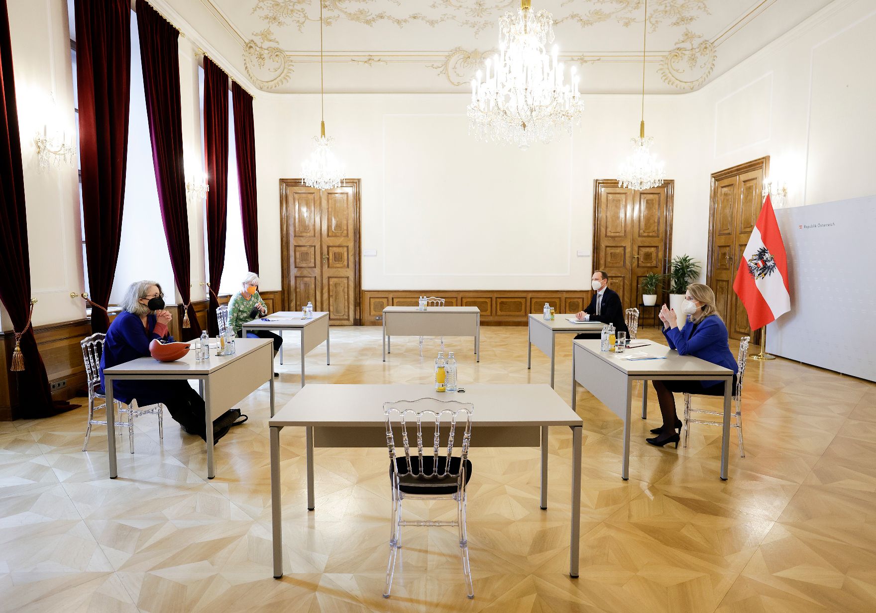 Am 11. März 2021 lud Bundesministerin Susanne Raab (im Bild) Expertinnen von der Beratungsstelle Extremismus zu einem Gespräch ins Bundeskanzleramt.