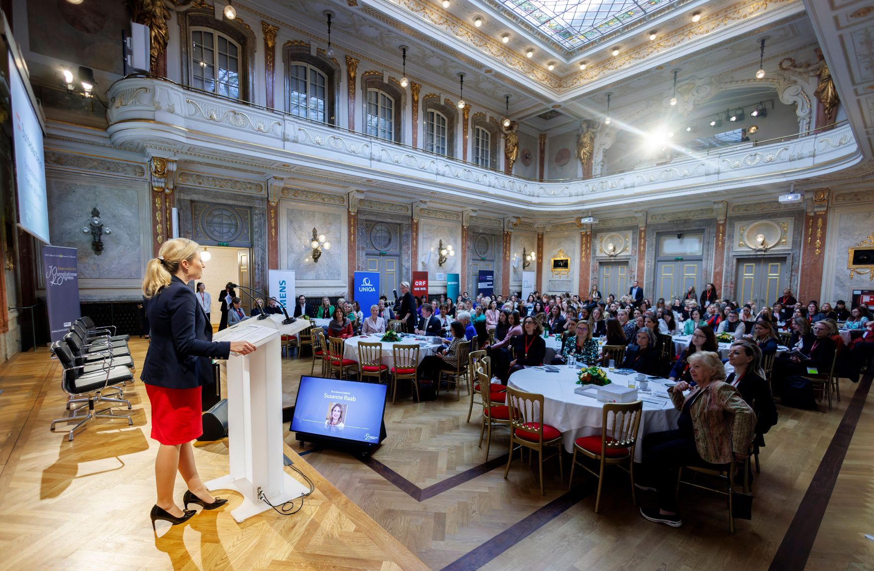 Am 8. November 2023 nahm Bundesministerin Susanne Raab am Journalistinnenkongress teil.
