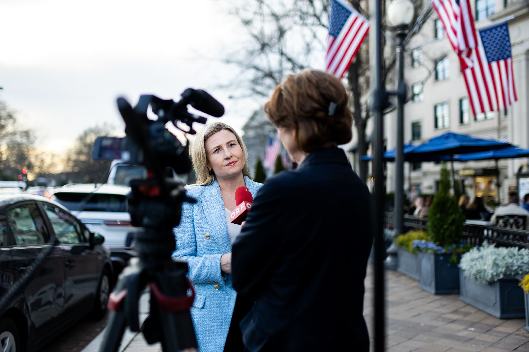 Am 14. März 2024 setzte Bundesministerin Susanne Raab (l.) ihren mehrtägigen Arbeitsbesuch in den Vereinigten Staaten fort. Im Bild bei einem Interview zur Weltfrauenkonferenz in Washington.