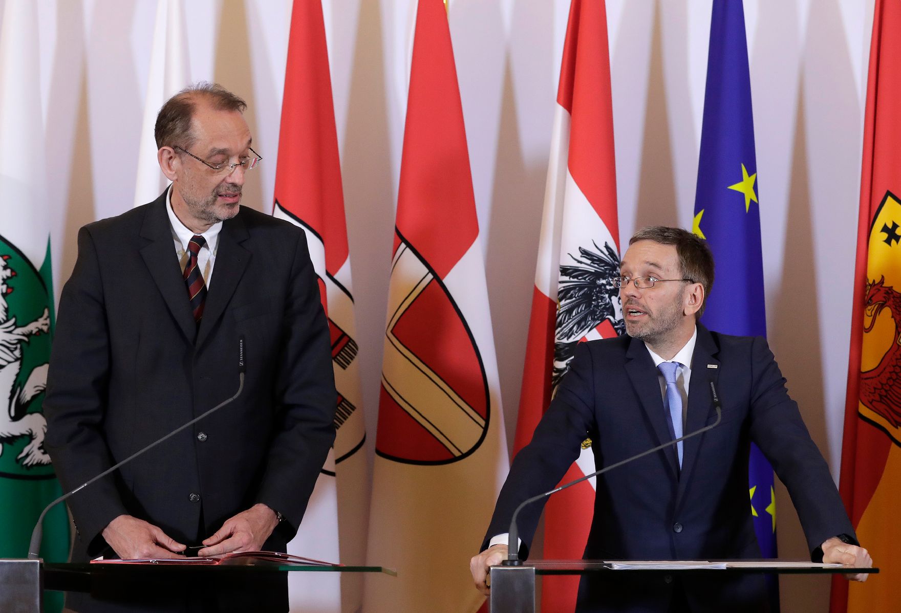 Bundesminister Heinz Faßmann (l.) und Bundesminister Herbert Kickl (r.) beim Pressefoyer nach dem Ministerrat am 31. Jänner 2018.