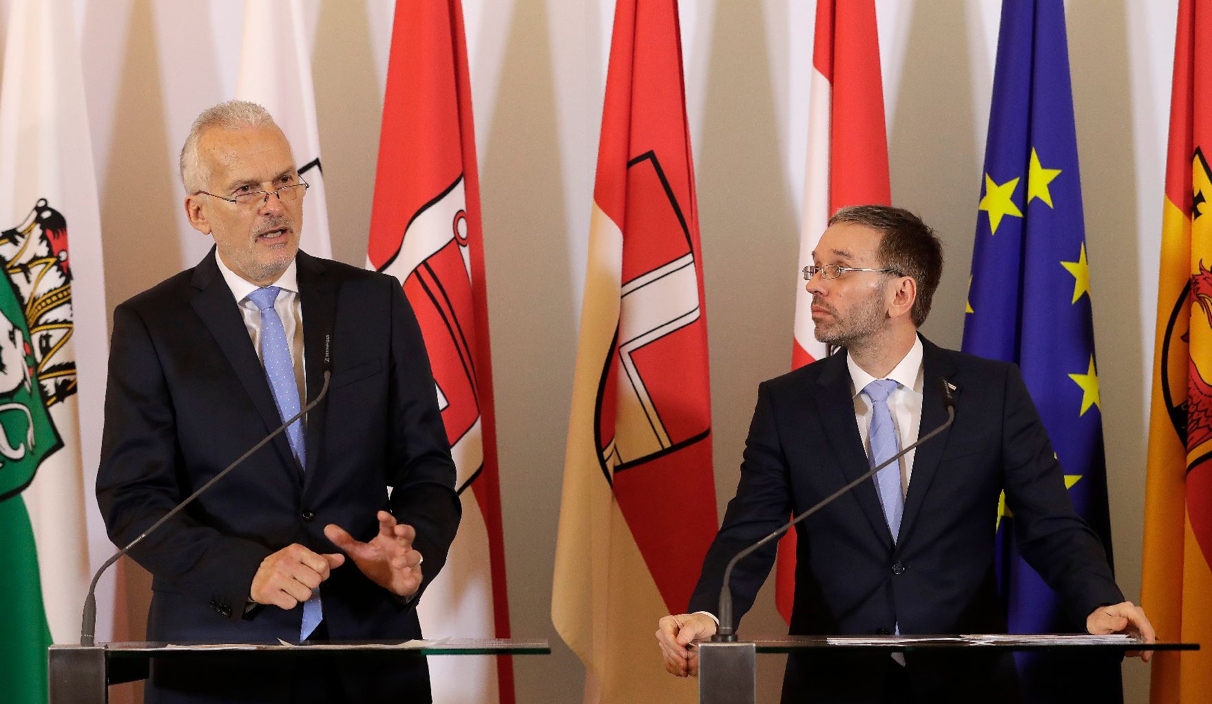 Bundesminister Josef Moser (l.) und Bundesminister Herbert Kickl (r.) beim Pressefoyer nach dem Ministerrat am 21. Februar 2018.
