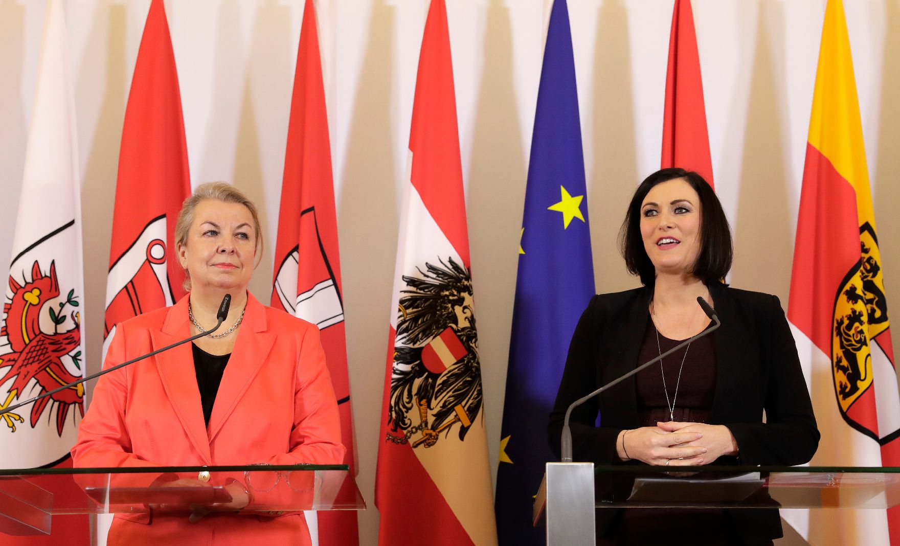 Bundesministerin Beate Hartinger-Klein (l.) und Bundesministerin Elisabeth Köstinger (r.) beim Pressefoyer nach dem Ministerrat am 28. Februar 2018.