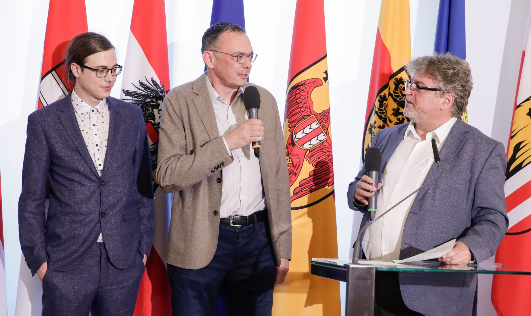 Am 25. April 2018 fand die Überreichung des Österreichischen Buchhandlungspreises im Bundeskanzleramt statt. Im Bild Moderator Norbert Mayer (r.) mit den Preisträgern der Buchhandlung "Haymon".