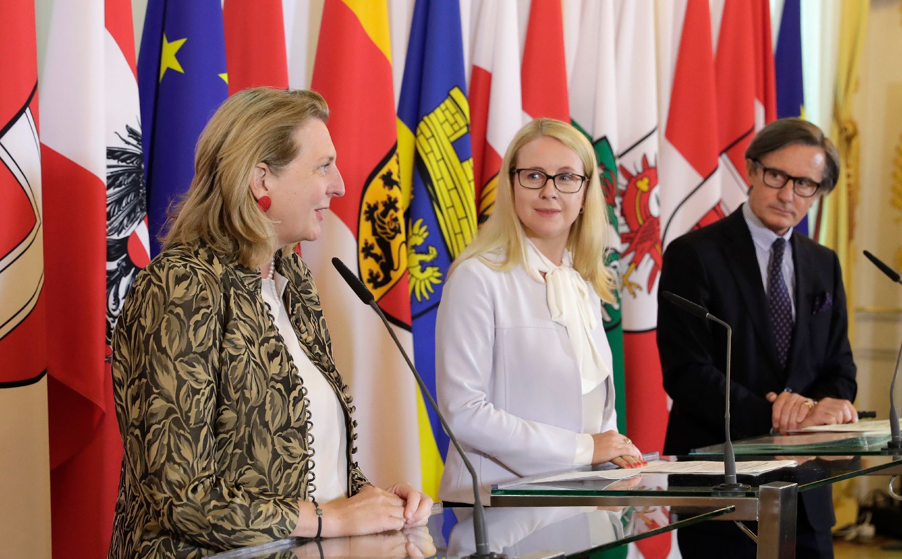 Bundesministerin Karin Kneissl (l.), Bundesministerin Margarete Schramböck (m.) und Regierungssprecher Peter Launsky-Tieffenthal (r.) beim Pressefoyer nach dem Ministerrat am 16. Mai 2018.