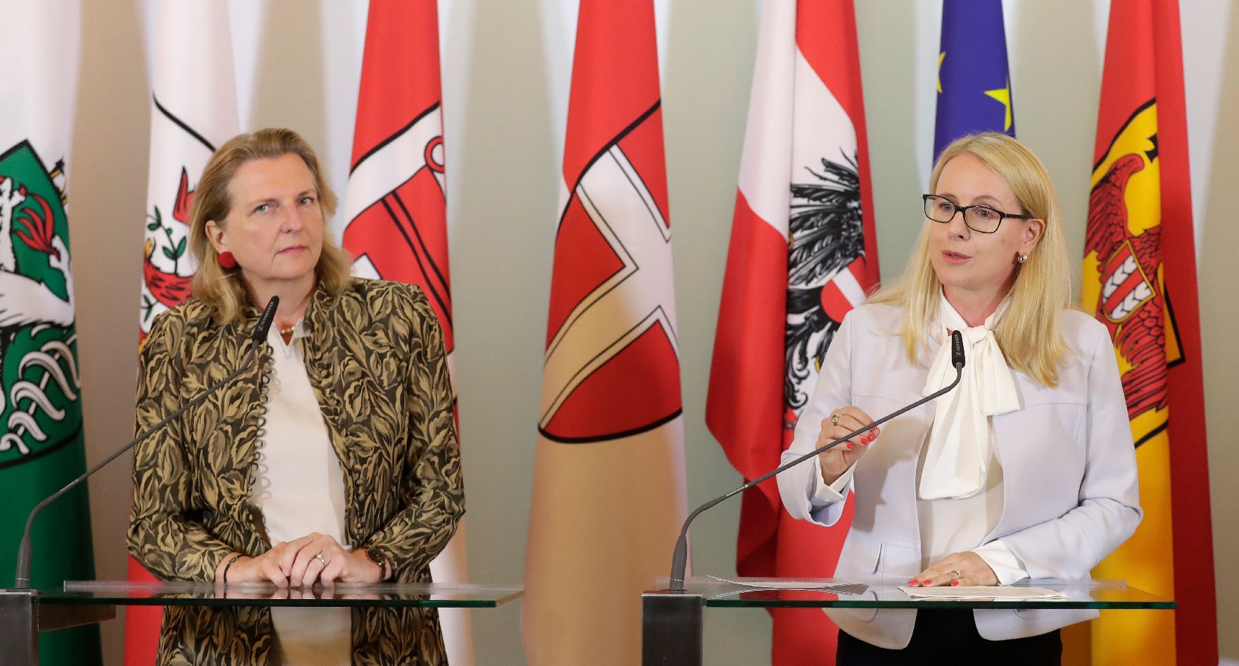 Bundesministerin Karin Kneissl (l.) und Bundesministerin Margarete Schramböck (r.) beim Pressefoyer nach dem Ministerrat am 16. Mai 2018.