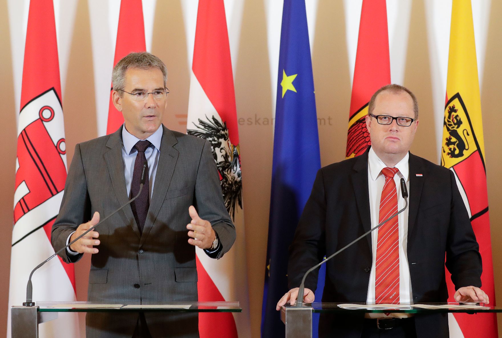 Bundesminister Hartwig Löger (l.) und Staatssekretär Hubert Fuchs (r.) beim Pressefoyer nach dem Ministerrat am 13. Juni 2018.