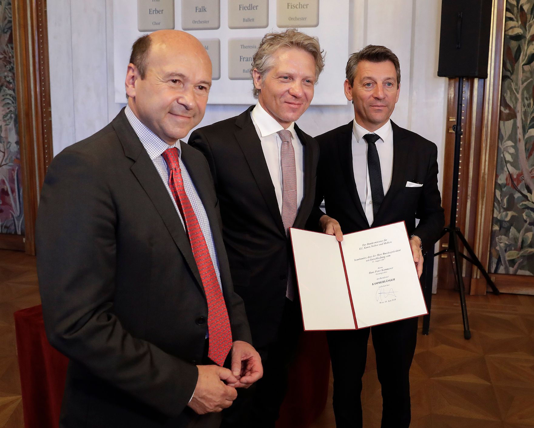 Am 18. Juni 2018 überreichte Sektionschef Jürgen Meindl (r.) die Urkunde, mit der Hans Peter Kammerer (m.) und Benedikt Kobel der Berufstitel Kammersänger verliehen wurde. Im Bild mit dem Direktor der Wiener Staatsoper Dominique Meyer (l.).