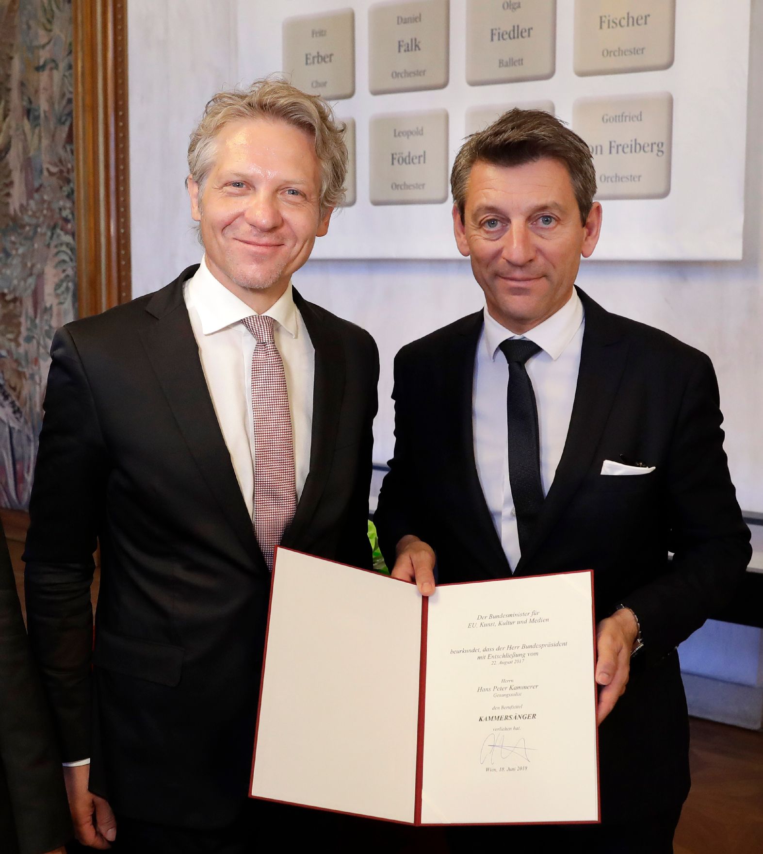 Am 18. Juni 2018 überreichte Sektionschef Jürgen Meindl (r.) die Urkunde, mit der Hans Peter Kammerer (l.) und Benedikt Kobel der Berufstitel Kammersänger verliehen wurde.