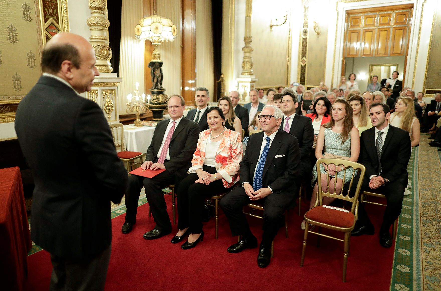 Am 21. Juni 2018 fand die Überreichung des Goldenen Ehrenzeichens für Verdienste um die Republik Österreich an Aki Nuredini statt. Im Bild der Direktor der Staatsoper und Laudator Dominique Meyer (l.).