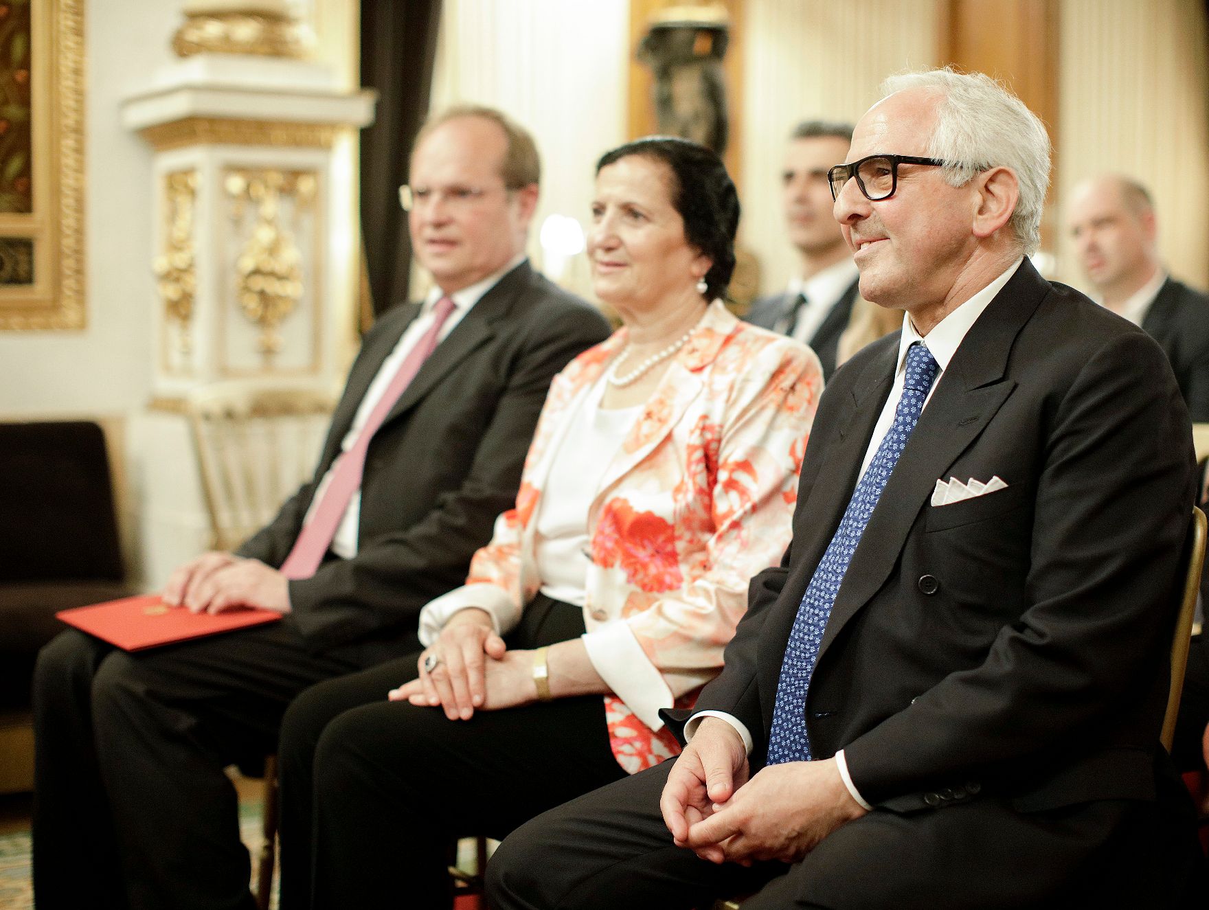 Am 21. Juni 2018 fand die Überreichung des Goldenen Ehrenzeichens für Verdienste um die Republik Österreich an Aki Nuredini (r.) statt. Im Bild mit seiner Gattin (m.).