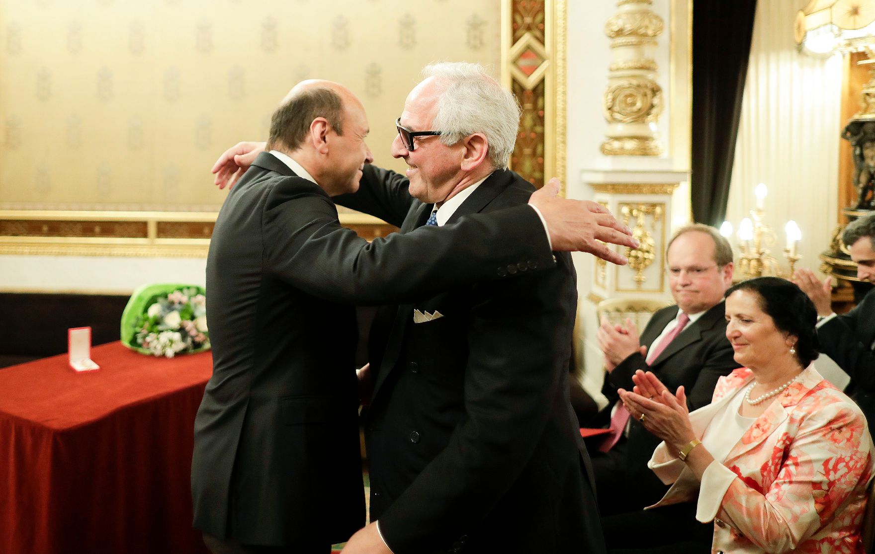 Am 21. Juni 2018 fand die Überreichung des Goldenen Ehrenzeichens für Verdienste um die Republik Österreich an Aki Nuredini (r.) statt. Im Bild mit dem Direktor der Staatsoper und Laudator Dominique Meyer (l.).