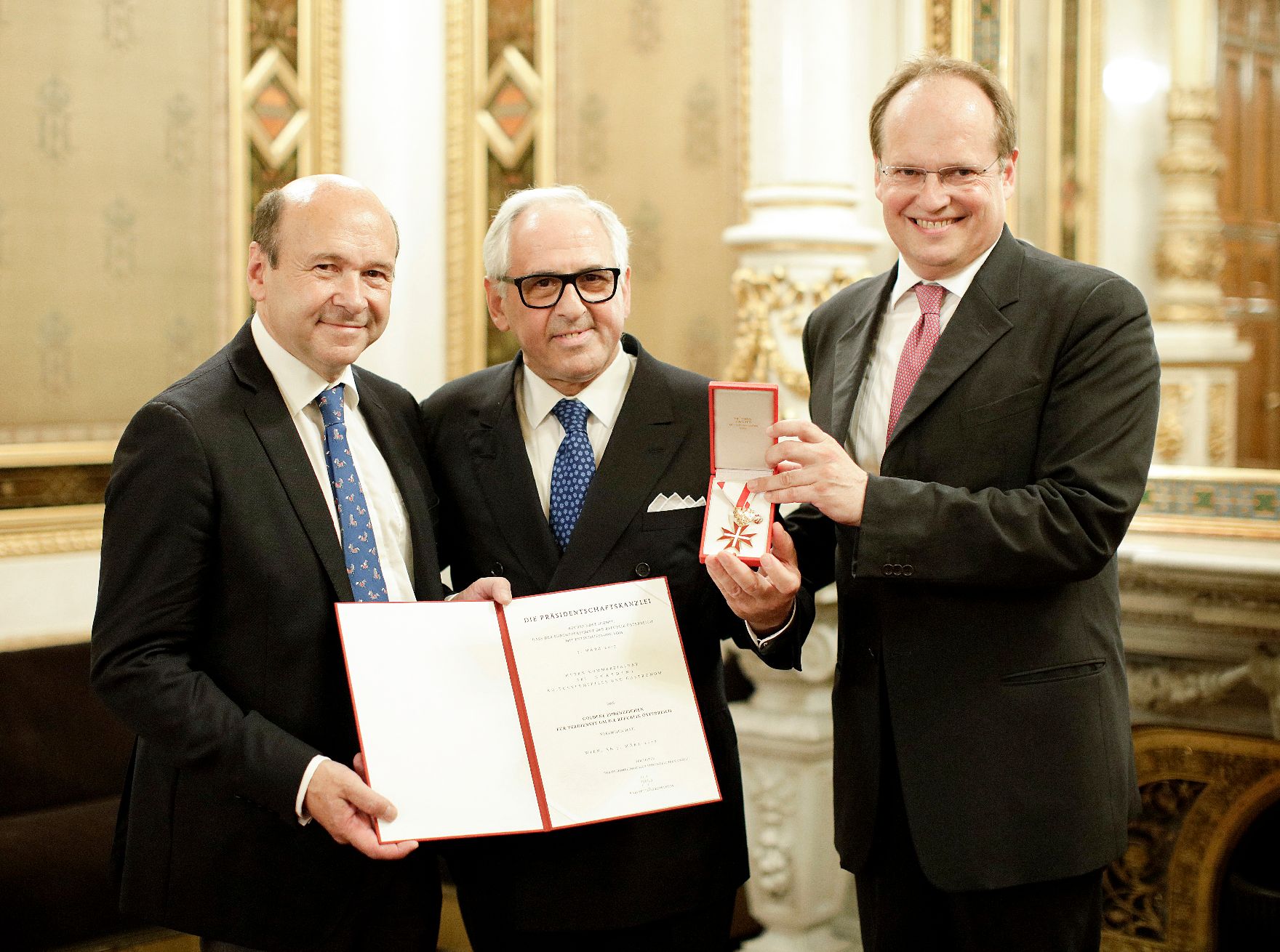 Am 21. Juni 2018 fand die Überreichung des Goldenen Ehrenzeichens für Verdienste um die Republik Österreich an Aki Nuredini (m.) statt. Im Bild mit dem Direktor der Staatsoper und Laudator Dominique Meyer (l.).