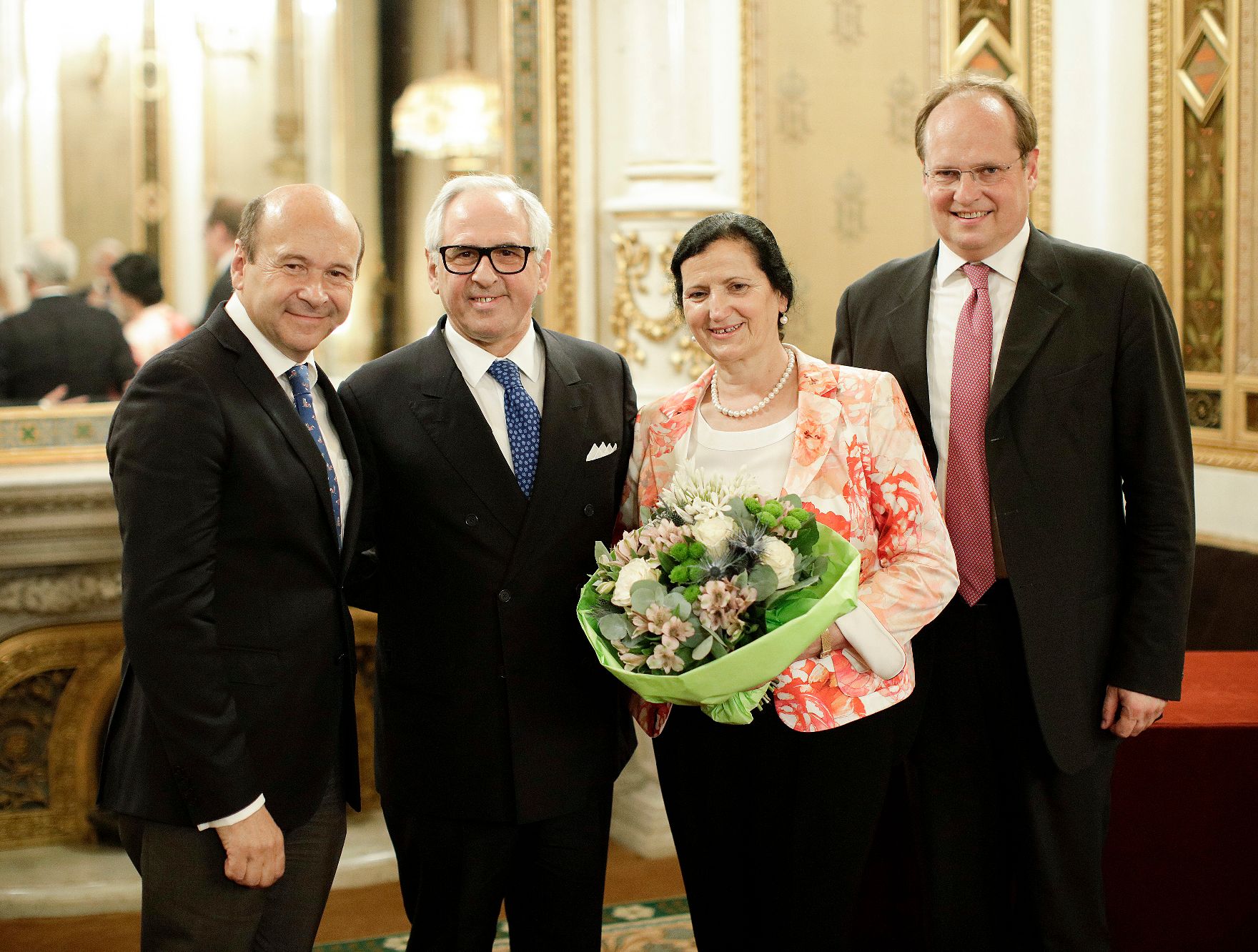Am 21. Juni 2018 fand die Überreichung des Goldenen Ehrenzeichens für Verdienste um die Republik Österreich an Aki Nuredini (2.v.l.) statt. Im Bild mit dem Direktor der Staatsoper und Laudator Dominique Meyer (l.) und seiner Gattin (3.v.l.).