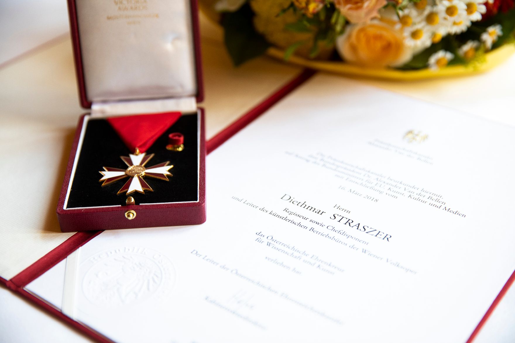 Am 26. Juni 2018 wurde das Österreichische Ehrenkreuz für Wissenschaft und Kunst an Diethmar Straßer überreicht.